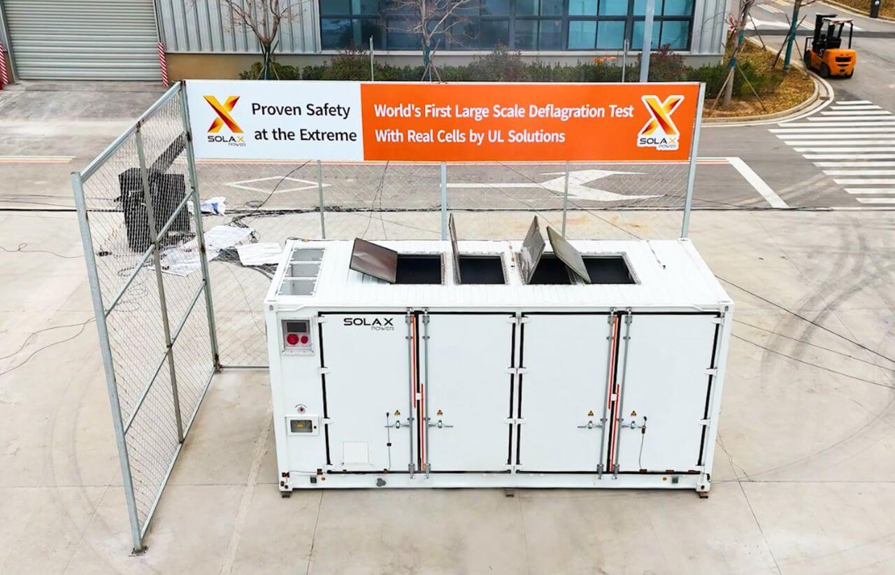 La prueba se llevó a cabo en un sistema de almacenamiento de energía a gran escala ORI 5MWh completamente integrado. Bajo condiciones controladas, se indujo intencionadamente el descontrol térmico en celdas de batería reales, manteniendo cerrado el sistema de ventilación de emergencia durante toda la prueba. El sistema pasó entonces por la secuencia completa de liberación, acumulación y deflagración de gas inflamable, cubriendo la cadena de riesgo clave utilizada en la evaluación de seguridad a nivel de sistema. El lugar de la prueba, la configuración del sistema y las condiciones operativas fueron planificados por UL Solutions basándose en trabajos de simulación y diseñados para representar un escenario altamente exigente. El punto de activación se colocó en un área donde las ondas de presión y la turbulencia de la llama pueden desarrollarse con mayor intensidad, aumentando el desafío para la integridad estructural y las vías de alivio de presión. Respuesta del sistema alineada con las expectativas de diseño.jpg