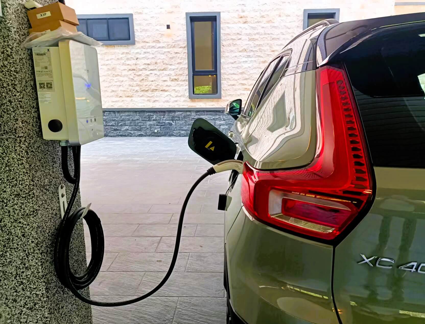 1748939331166535.jpg Selangor, Malaysia  85kWp PV System  3 x 20kW Hybrid Inverters (Parallel)  280kWh Battery (3.6kWh x 78pcs) (4).jpg